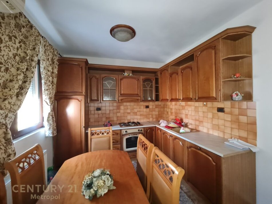 Tirane, jepet me qera apartament 1+1 Kati 3, 67 m² 500 € (Pranë Librit Universitar, Tiranë)