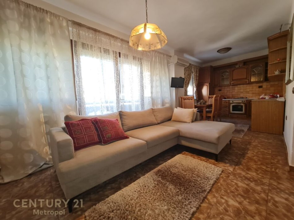 Tirane, jepet me qera apartament 1+1 Kati 3, 67 m² 500 € (Pranë Librit Universitar, Tiranë)