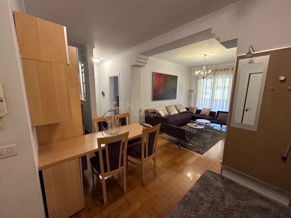 Tirane, jepet me qera apartament 1+1 Kati 1, 70 m² 1.000 € (Radio Televizioni Shqipetar)