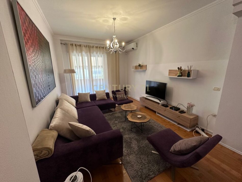 Tirane, jepet me qera apartament 1+1 Kati 1, 70 m² 1.000 € (Radio Televizioni Shqipetar)