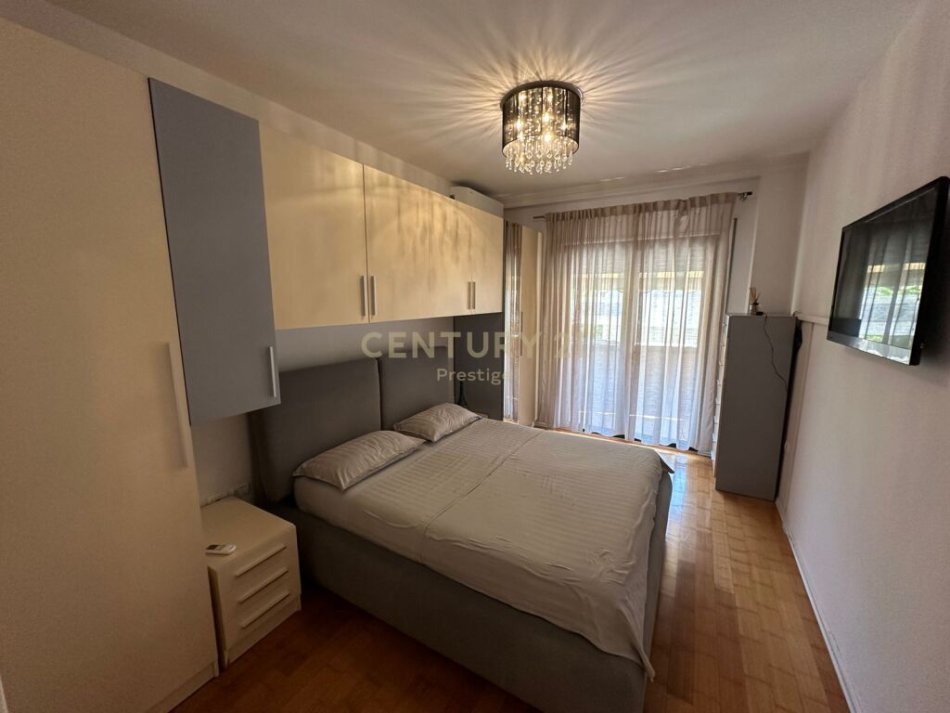 Tirane, jepet me qera apartament 1+1 Kati 1, 70 m² 1.000 € (Radio Televizioni Shqipetar)