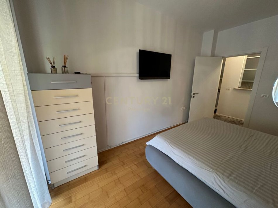 Tirane, jepet me qera apartament 1+1 Kati 1, 70 m² 1.000 € (Radio Televizioni Shqipetar)