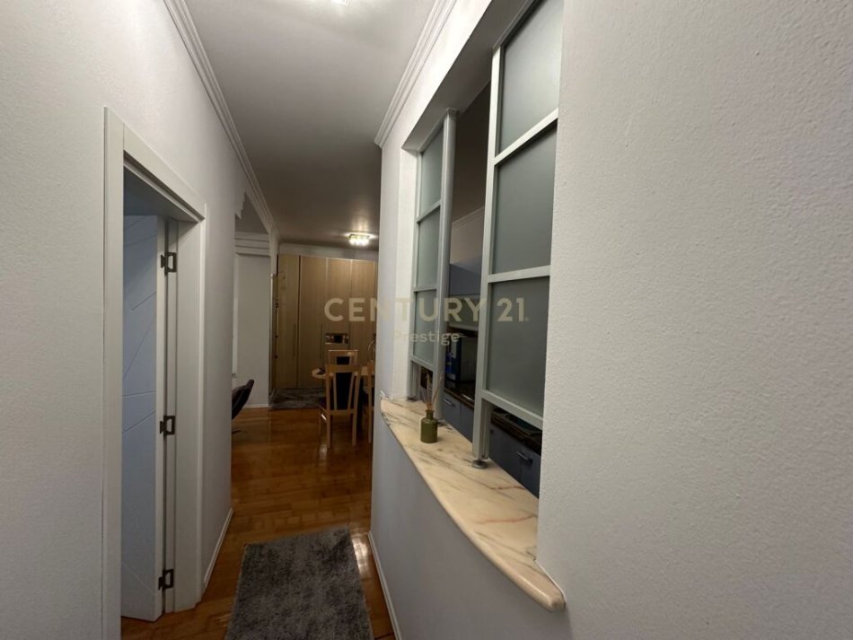 Tirane, jepet me qera apartament 1+1 Kati 1, 70 m² 1.000 € (Radio Televizioni Shqipetar)
