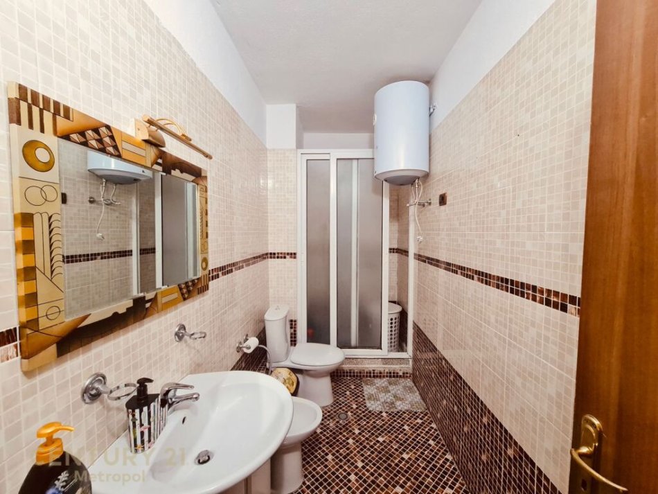 Tirane, jepet me qera apartament 1+1 Kati 3, 67 m² 500 € (Pranë Librit Universitar, Tiranë)