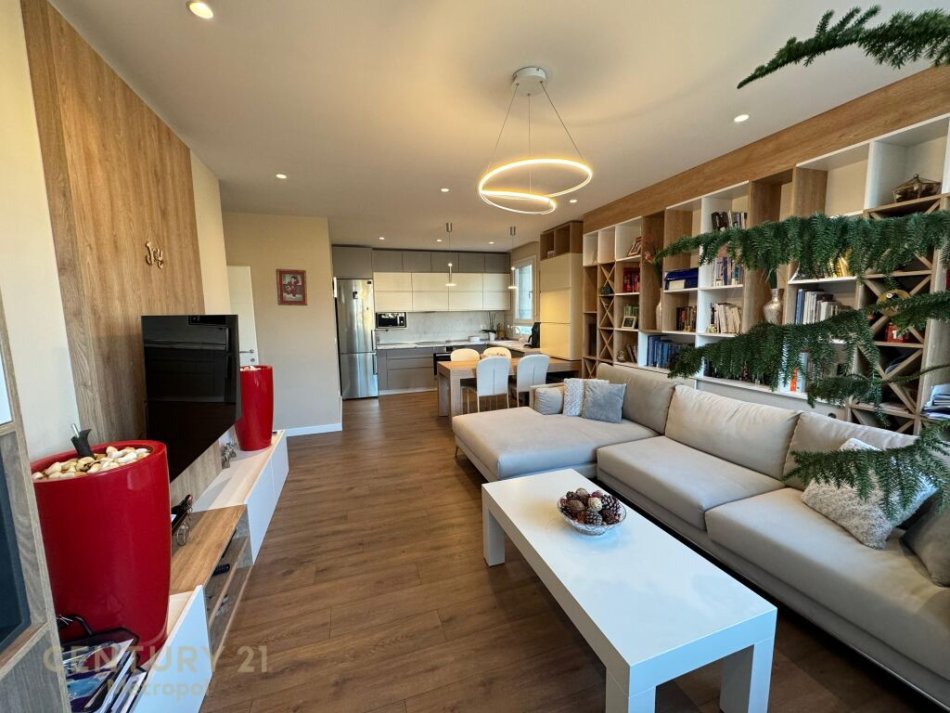 Tirane, jepet me qera apartament 2+1 Kati 7, 103 m² 900 € (Rruga e Elbasanit)