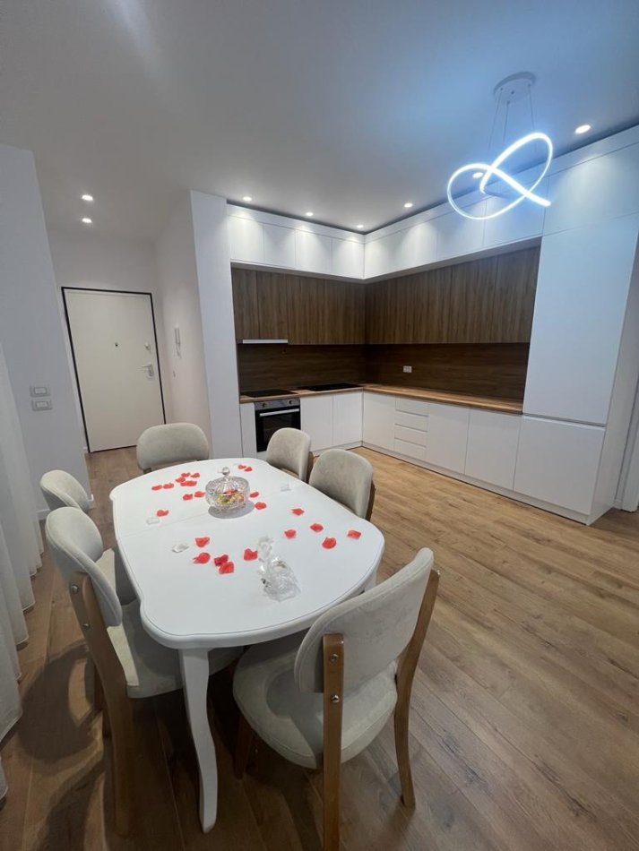 Tirane, jepet me qera apartament 2+1+Ballkon Kati 4, 174 m² 900 € (rruga 5 maji)