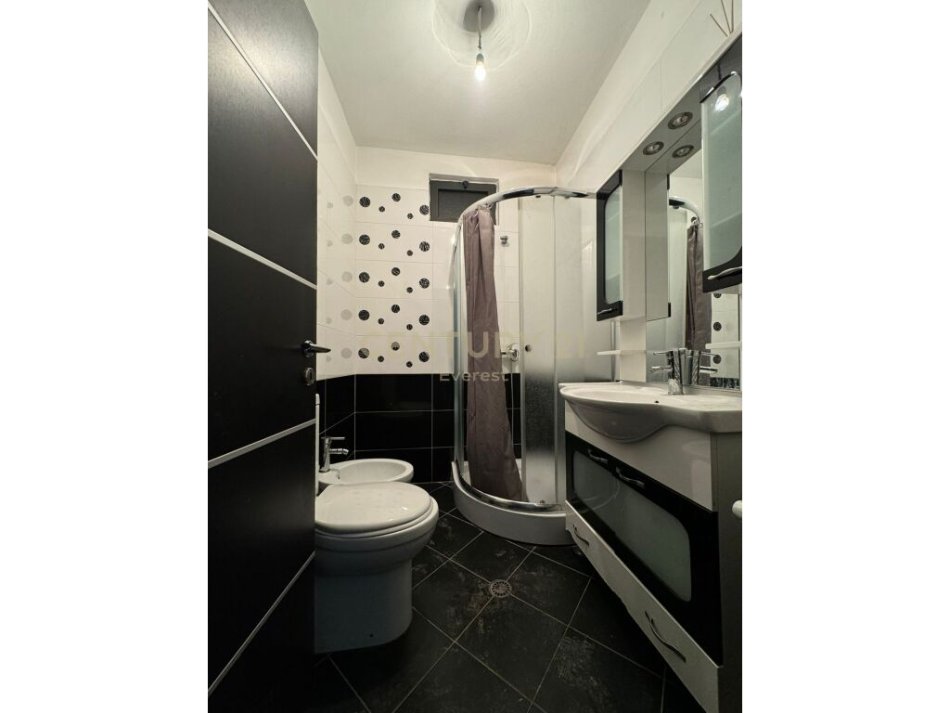 Tirane, jepet me qera apartament 2+1 Kati 5, 134 m² 450 € (Astir)