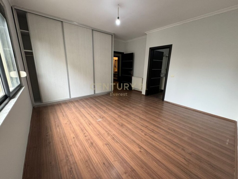 Tirane, jepet me qera apartament 2+1 Kati 5, 134 m² 450 € (Astir)