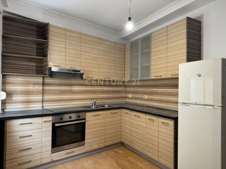 Tirane, jepet me qera apartament 2+1 Kati 5, 134 m² 450 € (Astir)