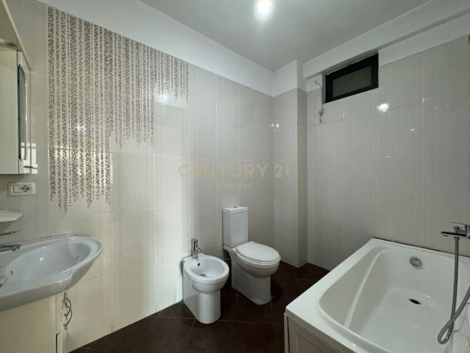 Tirane, jepet me qera apartament 2+1 Kati 5, 134 m² 450 € (Astir)