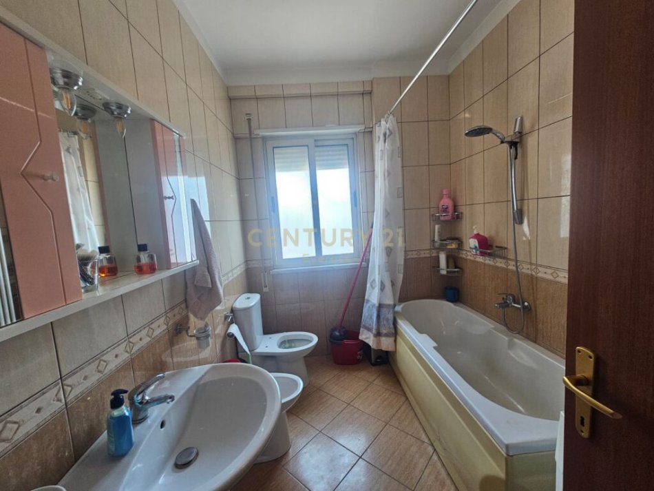 Tirane, jepet me qera apartament 2+1+Ballkon Kati 9, 105 m² 600 € (Vizion Plusi)