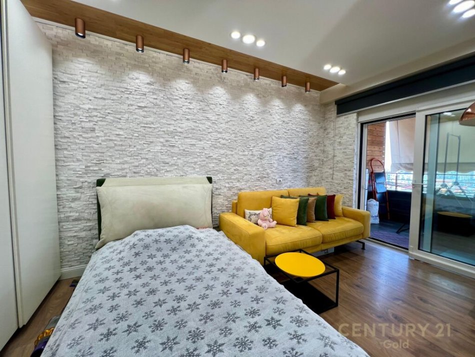 Tirane, shes apartament 3+1+3+(2 GARAZHE) , 189 m² 500.000 € (Komuna e Parisit)