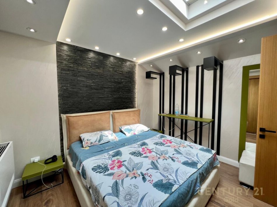 Tirane, shes apartament 3+1+3+(2 GARAZHE) , 189 m² 500.000 € (Komuna e Parisit)