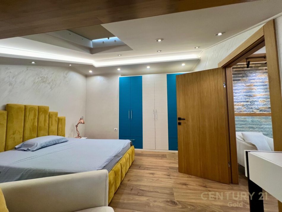 Tirane, shes apartament 3+1+3+(2 GARAZHE) , 189 m² 500.000 € (Komuna e Parisit)