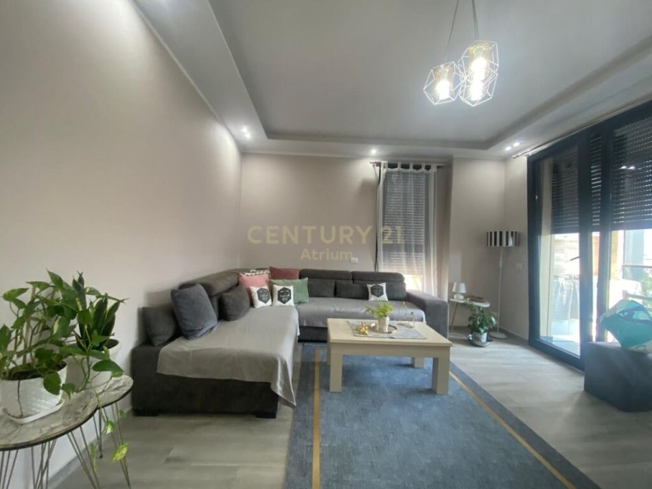 Tirane, jap me qera apartament 2+1 Kati 7, 95 m² 700 € (Materniteti i Ri)