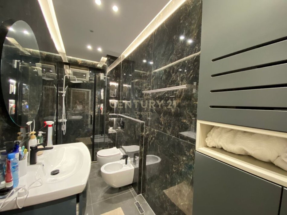 Tirane, shes apartament 2+1+2+Ballkon , 120 m² 260.000 € (Kopshti Botanik Zoologjik)