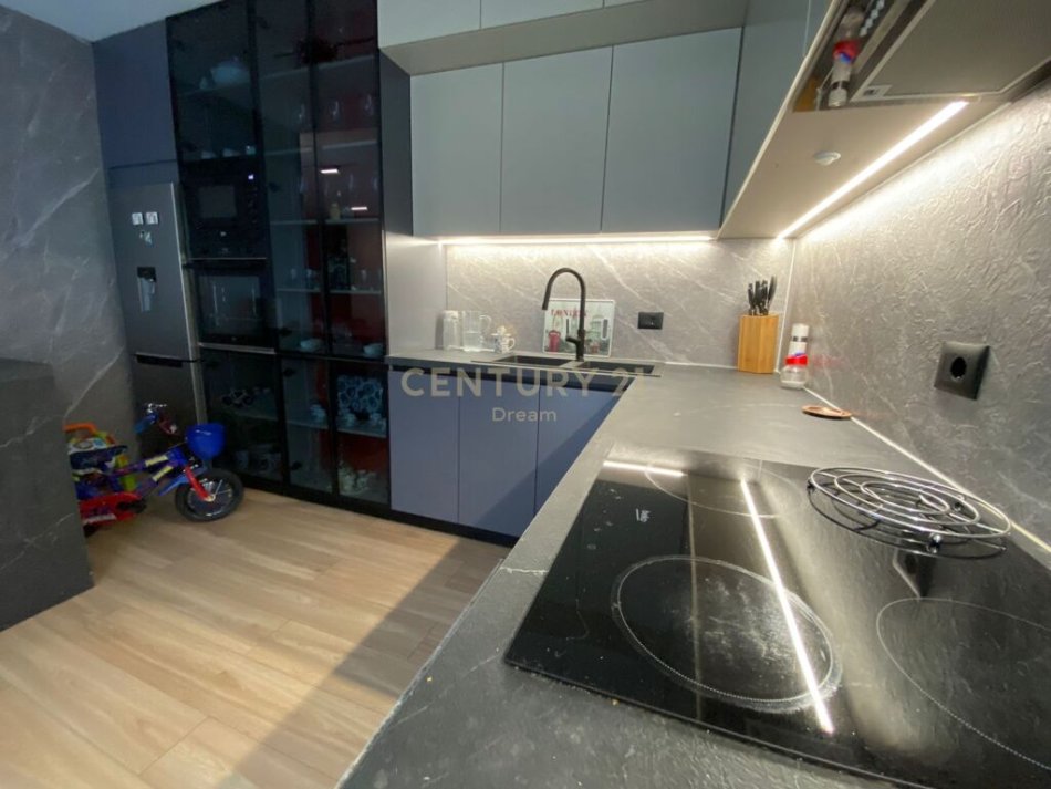 Tirane, shitet apartament 2+1 Kati 2, 120 m² 260.000 € (Kopshti Botanik)