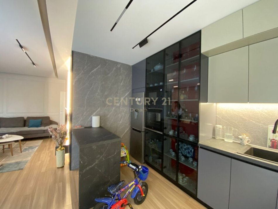 Tirane, shitet apartament 2+1 Kati 2, 120 m² 260.000 € (Kopeshti botanik)