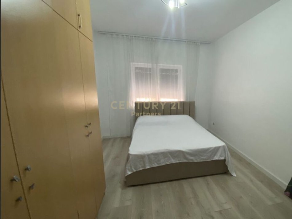 Tirane, jap me qera apartament 3+1 Kati 2, 156 m² 600 € (Gjimnazi Cajupi, afer me QSUT)