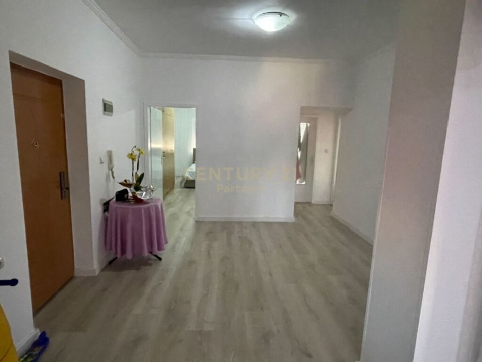 Tirane, jap me qera apartament 3+1 Kati 2, 156 m² 600 € (Gjimnazi Cajupi, afer me QSUT)