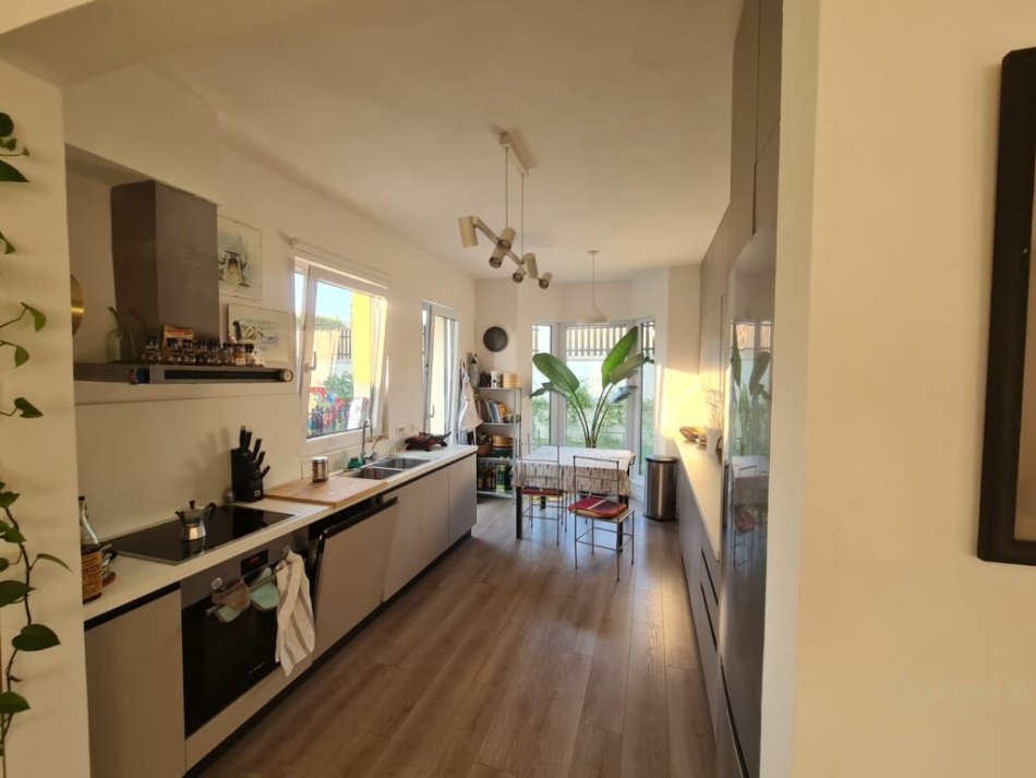 Tirane, jepet me qera 4+1 Kati 1, 256 m² 3.000 € (TEG)