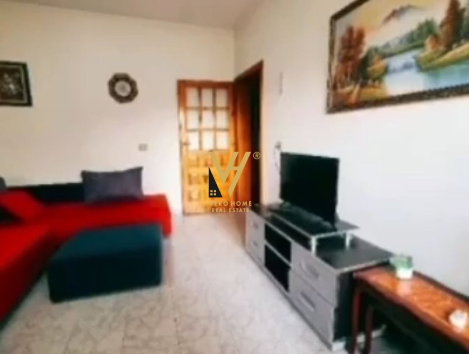 Tirane, jepet me qera dyqan Kati 2, 100 m² 350 € (SAUK TE VJETER)