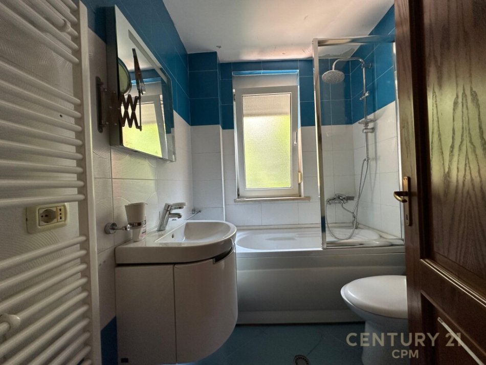 Tirane, jap me qera apartament 2+1+2+Post Parkimi+Ballkon , 125 m² 800 € (Kompleksi Kolombo, Liqeni i Thatë)