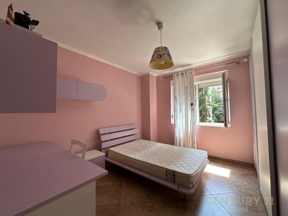 Tirane, jap me qera apartament 2+1+2+Post Parkimi+Ballkon , 125 m² 800 € (Kompleksi Kolombo, Liqeni i Thatë)
