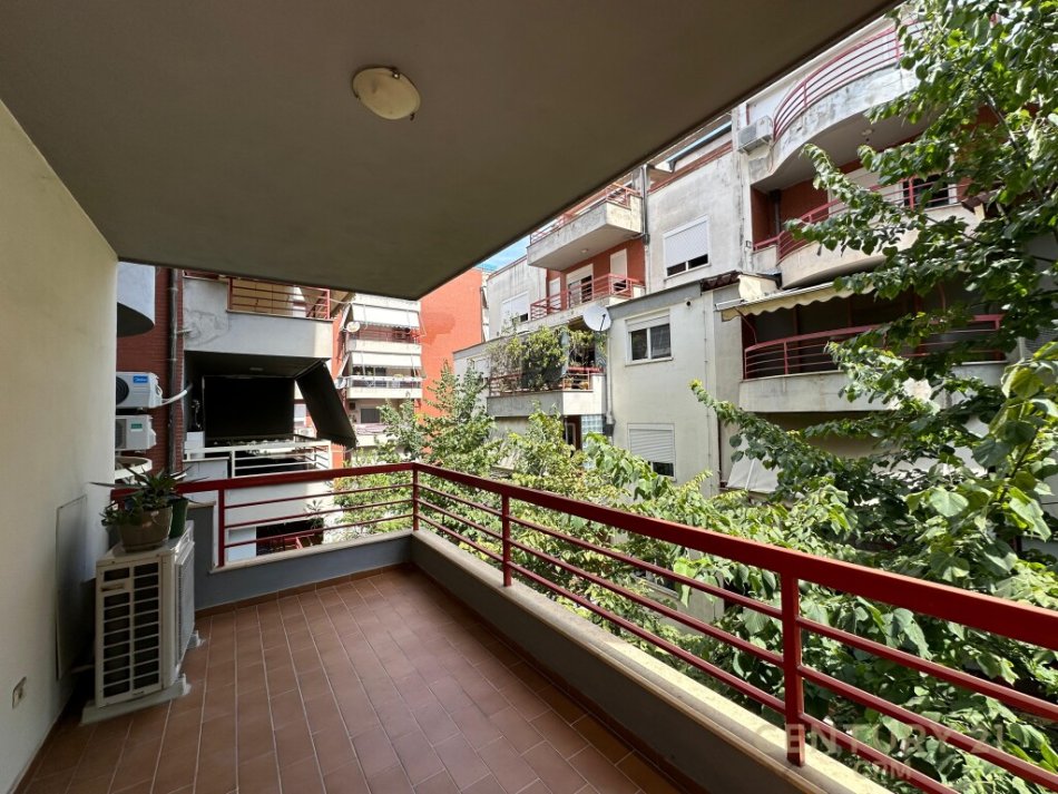 Tirane, jap me qera apartament 2+1+2+Post Parkimi+Ballkon , 125 m² 800 € (Kompleksi Kolombo, Liqeni i Thatë)