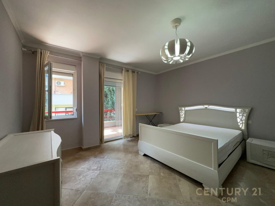 Tirane, jap me qera apartament 2+1+2+Post Parkimi+Ballkon , 125 m² 800 € (Kompleksi Kolombo, Liqeni i Thatë)