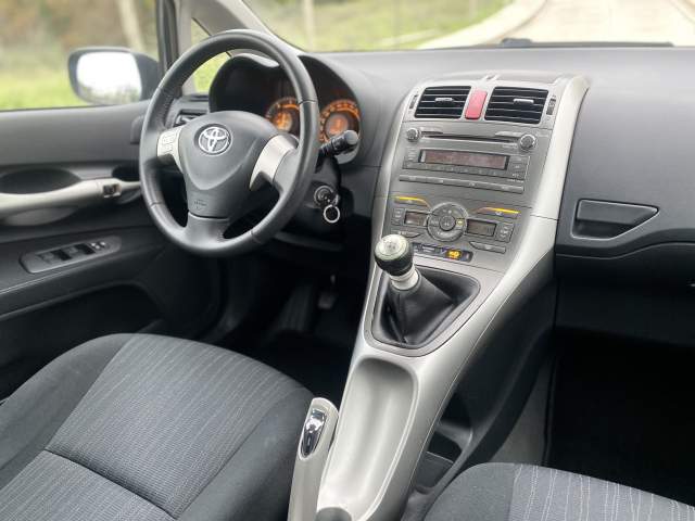 Tirane, shes makine Toyota Auris 1.4 Nafte Viti 2009,