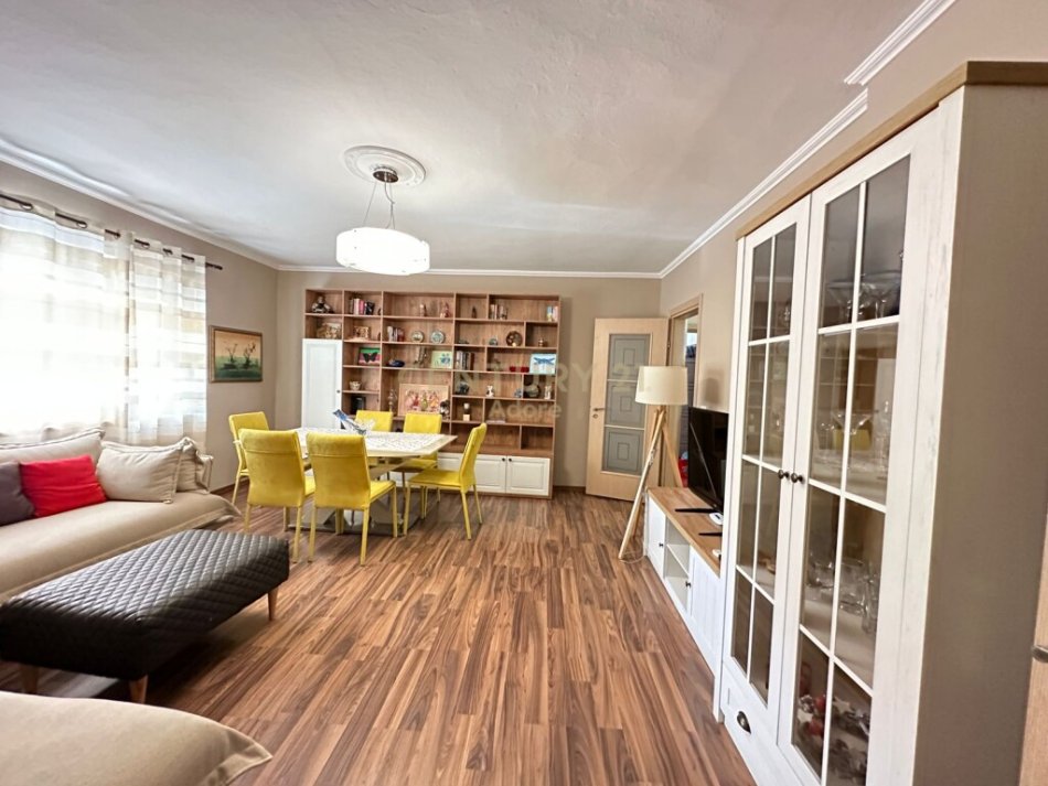 Tirane, jepet me qera apartament 2+1 Kati 3, 80 m² 700 € (Pazari I ri)