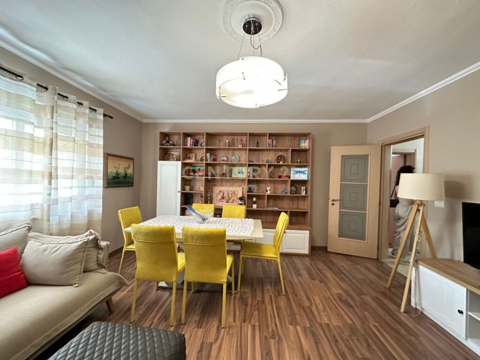 Tirane, jepet me qera apartament 2+1 Kati 3, 80 m² 700 € (Pazari I ri)
