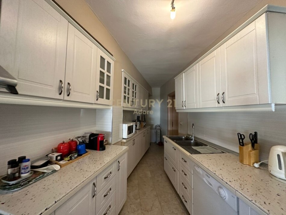 Tirane, jepet me qera apartament 2+1 Kati 3, 80 m² 700 € (Pazari I ri)