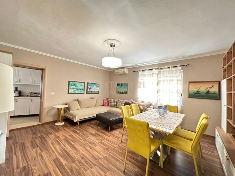 Tirane, jepet me qera apartament 2+1 Kati 3, 80 m² 700 € (Pazari I ri)
