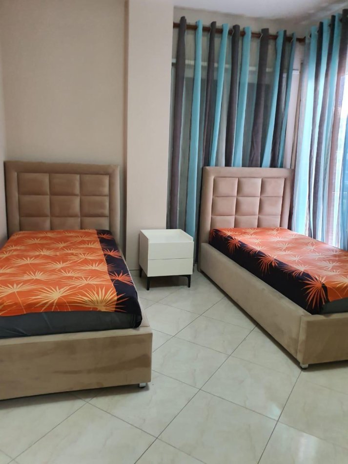 Tirane, jepet me qera apartament 2+1+Ballkon Kati 4, 110 m² 550 € (Rruga e Kavajes , prane hotel Hillton , prane delijorgjit)