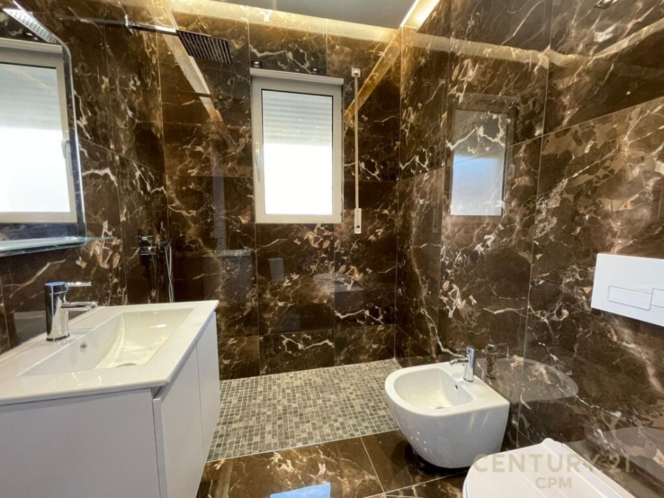 Tirane, shes apartament 2+1+2 , 121 m² 210.000 € (Kopshti Botanik Zoologjik)