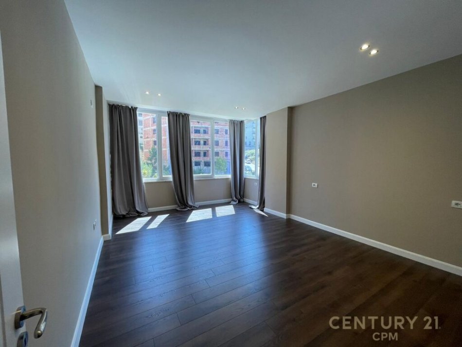 Tirane, shitet apartament 2+1 Kati 2, 121 m² 210.000 € (Kopeshti botanik)