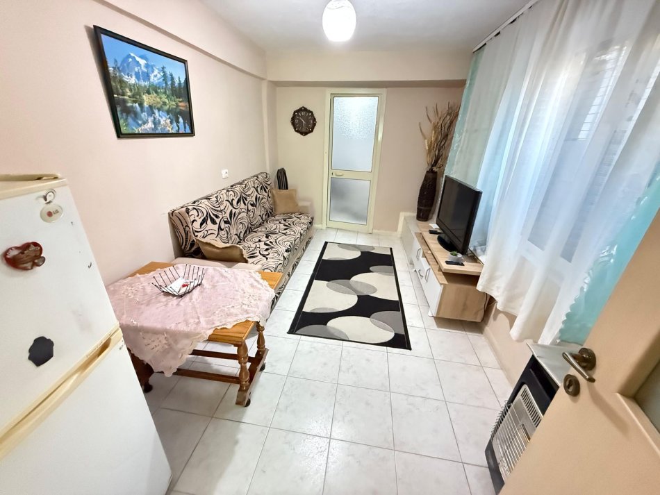 Tirane, jepet me qera apartament 1+1 Kati 1, 65 m² 350 € (rruga vllazen huta)