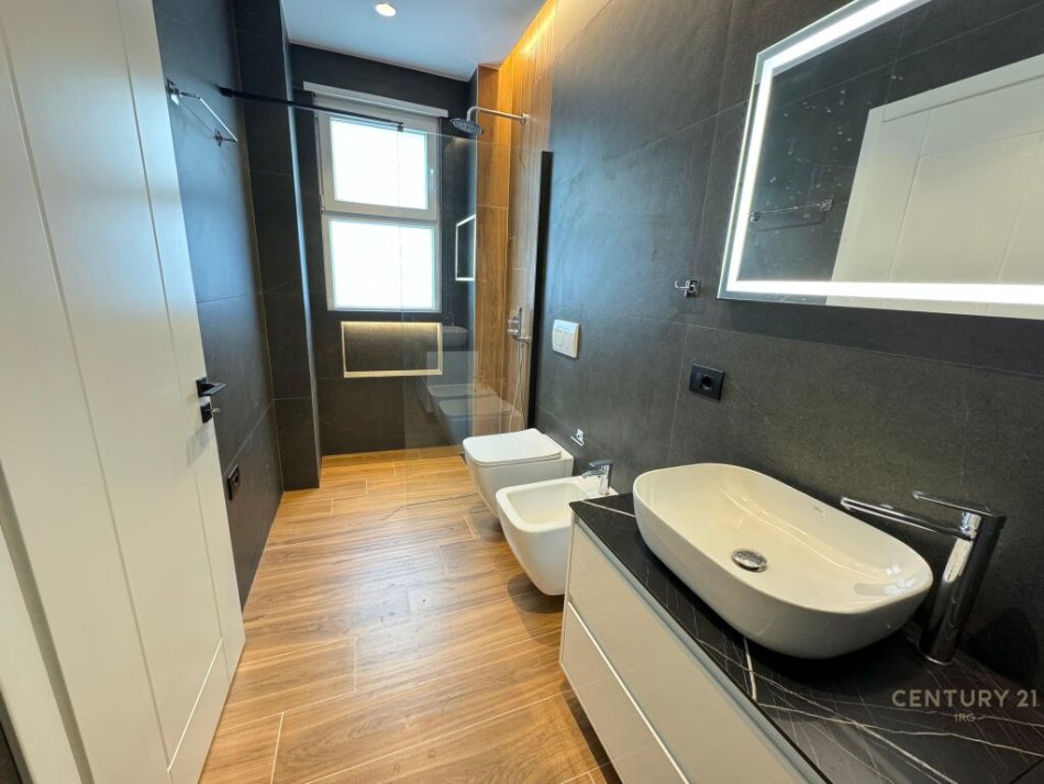 Tirane, shes apartament 2+1+2+Ballkon , 120 m² 230.000 € (Liqeni i Thatë)