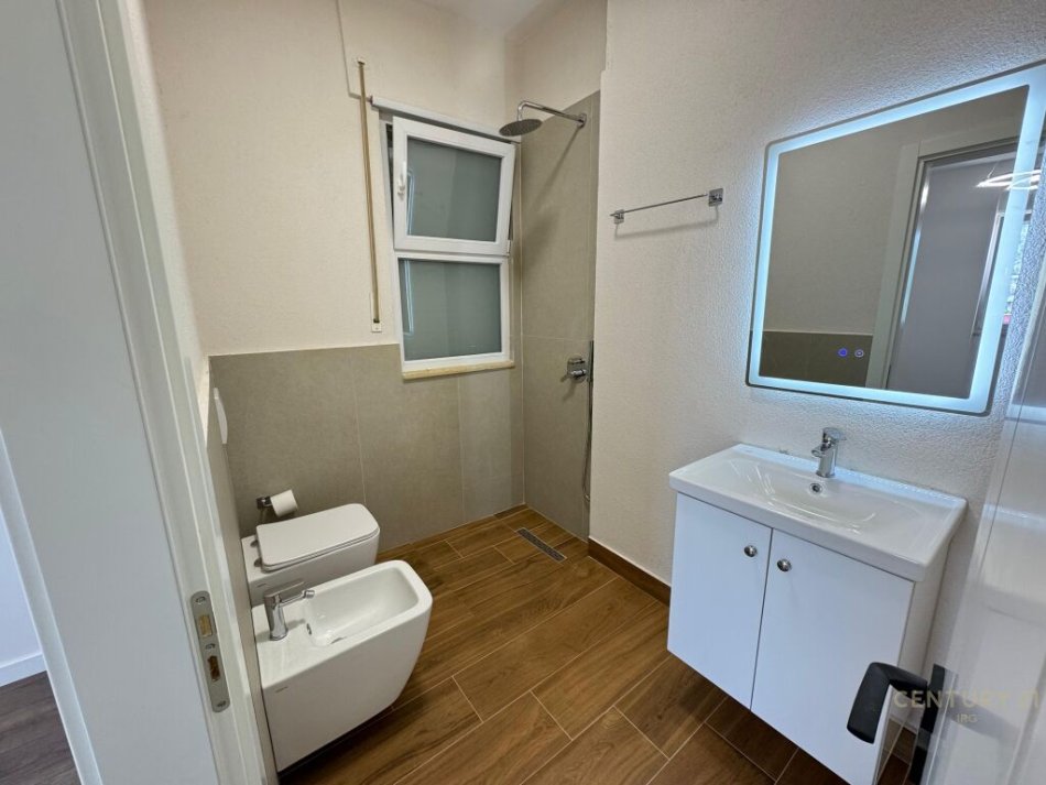 Tirane, shes apartament 2+1+2+Ballkon , 120 m² 230.000 € (Liqeni i Thatë)