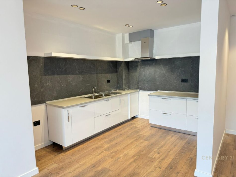 Tirane, shes apartament 2+1+2+Ballkon , 120 m² 230.000 € (Liqeni i Thatë)