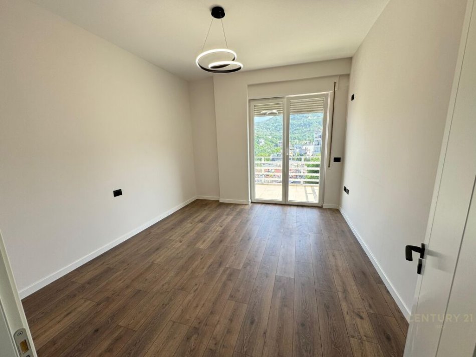 Tirane, shes apartament 2+1+2+Ballkon , 120 m² 230.000 € (Liqeni i Thatë)
