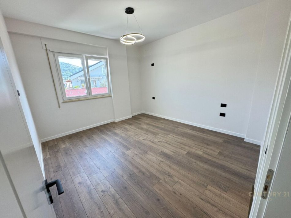 Tirane, shes apartament 2+1+2+Ballkon , 120 m² 230.000 € (Liqeni i Thatë)