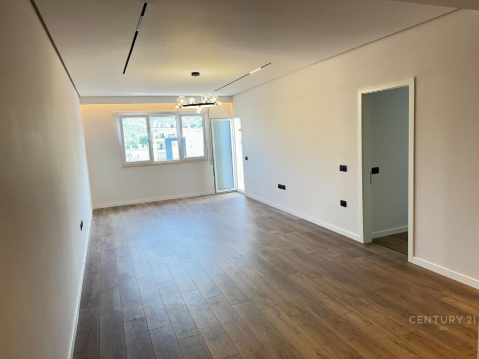 Tirane, shes apartament 2+1+2+Ballkon , 120 m² 230.000 € (Liqeni i Thatë)