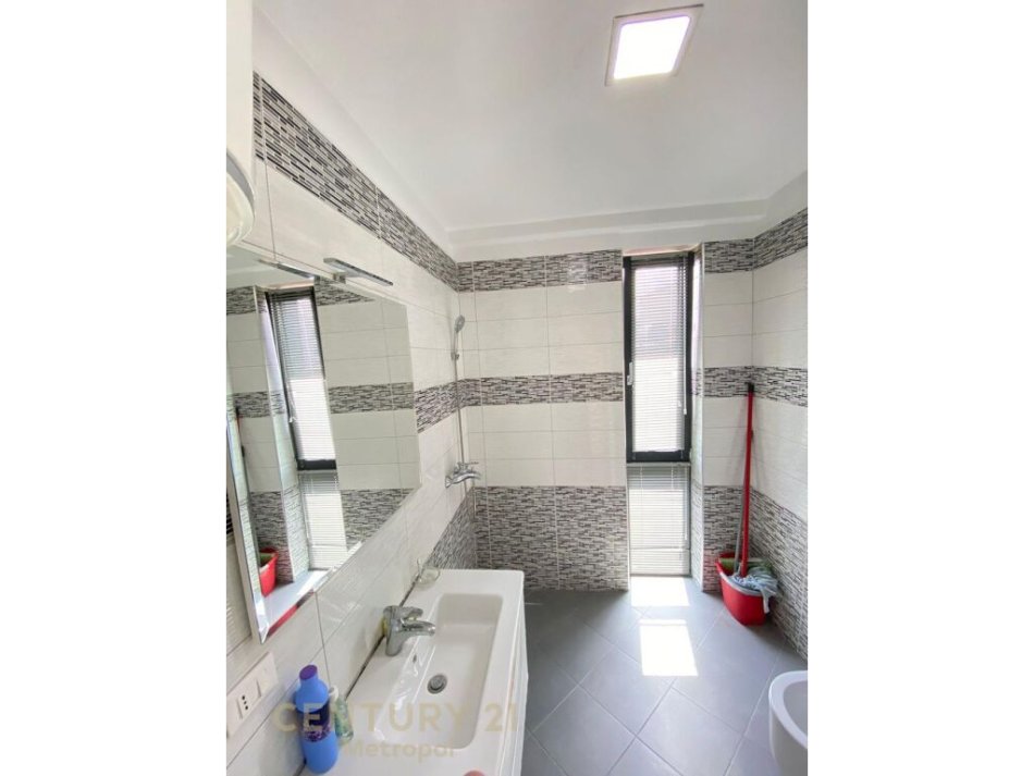 Tirane, jepet me qera apartament 2+1 Kati 4, 90 m² 1.300 € (Rruga e Elbasanit)