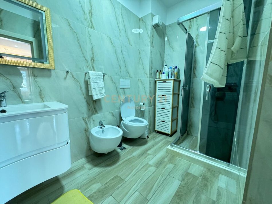 Tirane, shitet apartament 2+1 Kati 5, 105 m² 220.000 € (Raddison,liqeni thate) astoria98400