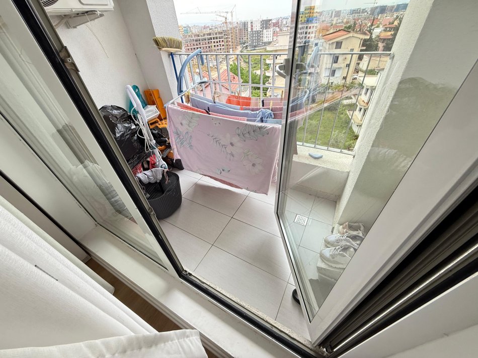Tirane, jepet me qera apartament 1+1 Kati 4, 65 m² 400 € (ali demi)