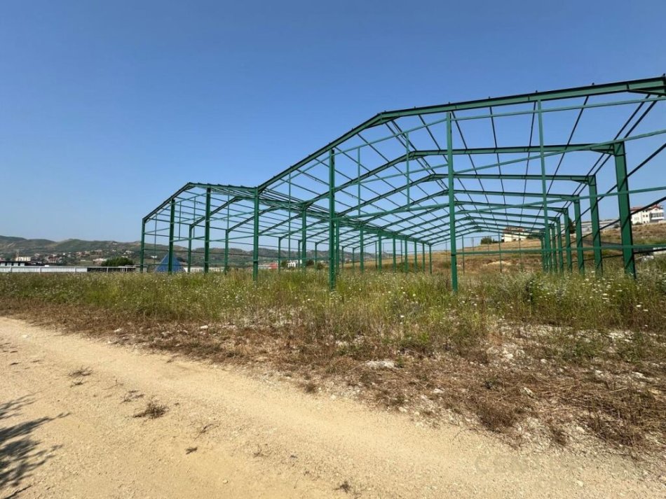 Tirane, shes magazine , 7.000 m² 1.200.000 € (Autostrada Tiranë - Durrës)