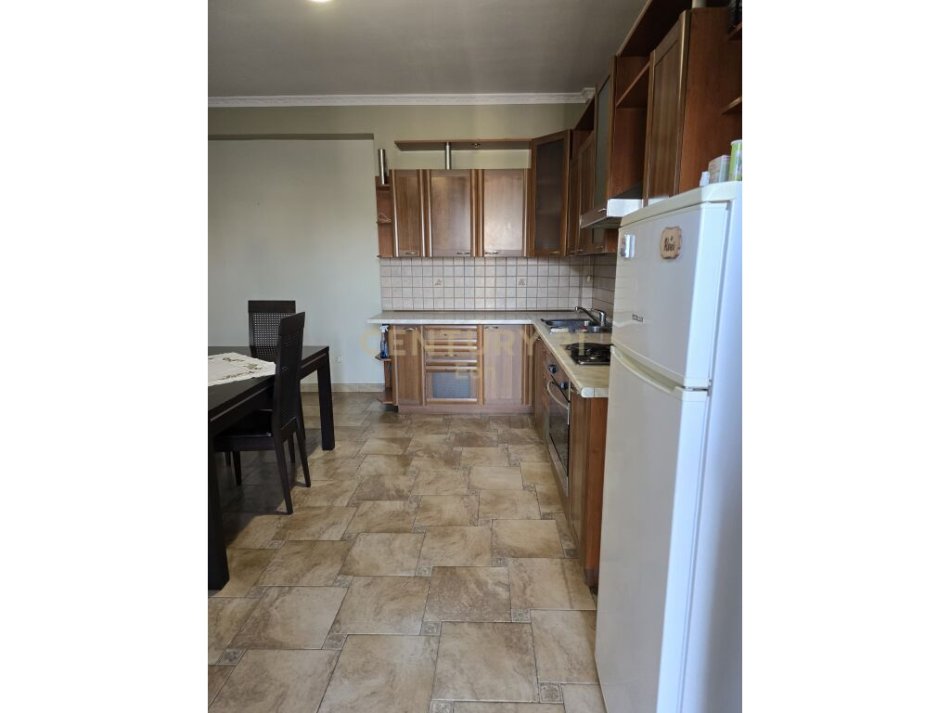 Durres, jepet me qera apartament 2+1 Kati 3, 90 m² (Stadiumi)